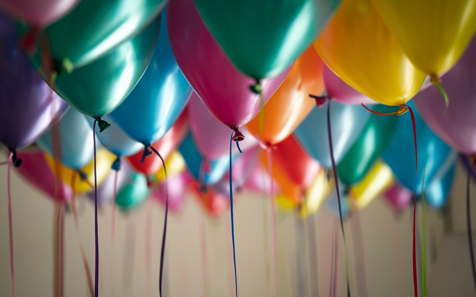 Globos de colores vistos de cerca en una decoración de fiesta