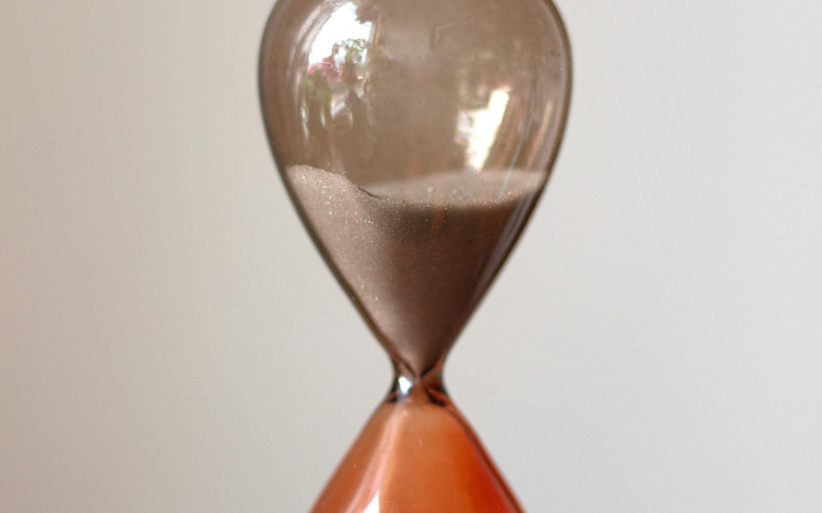 Reloj de arena sobre una mesa blanca