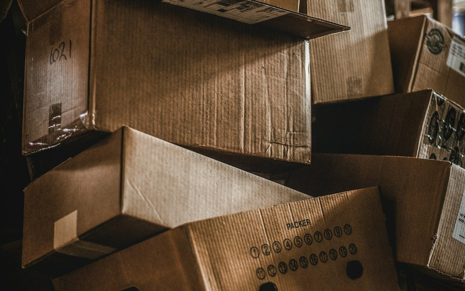 Cajas de cartón apiladas en una zona de almacenaje